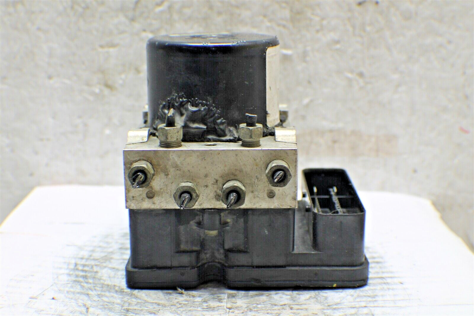 00402769E000 Chrysler Pacifica 2005-2006 ABS Pump Control Module OEM 15M4 310