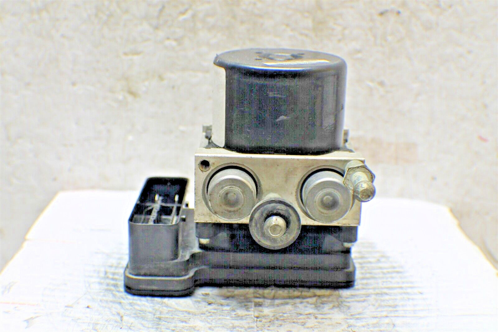 00402769E000 Chrysler Pacifica 2005-2006 ABS Pump Control Module OEM 15M4 310